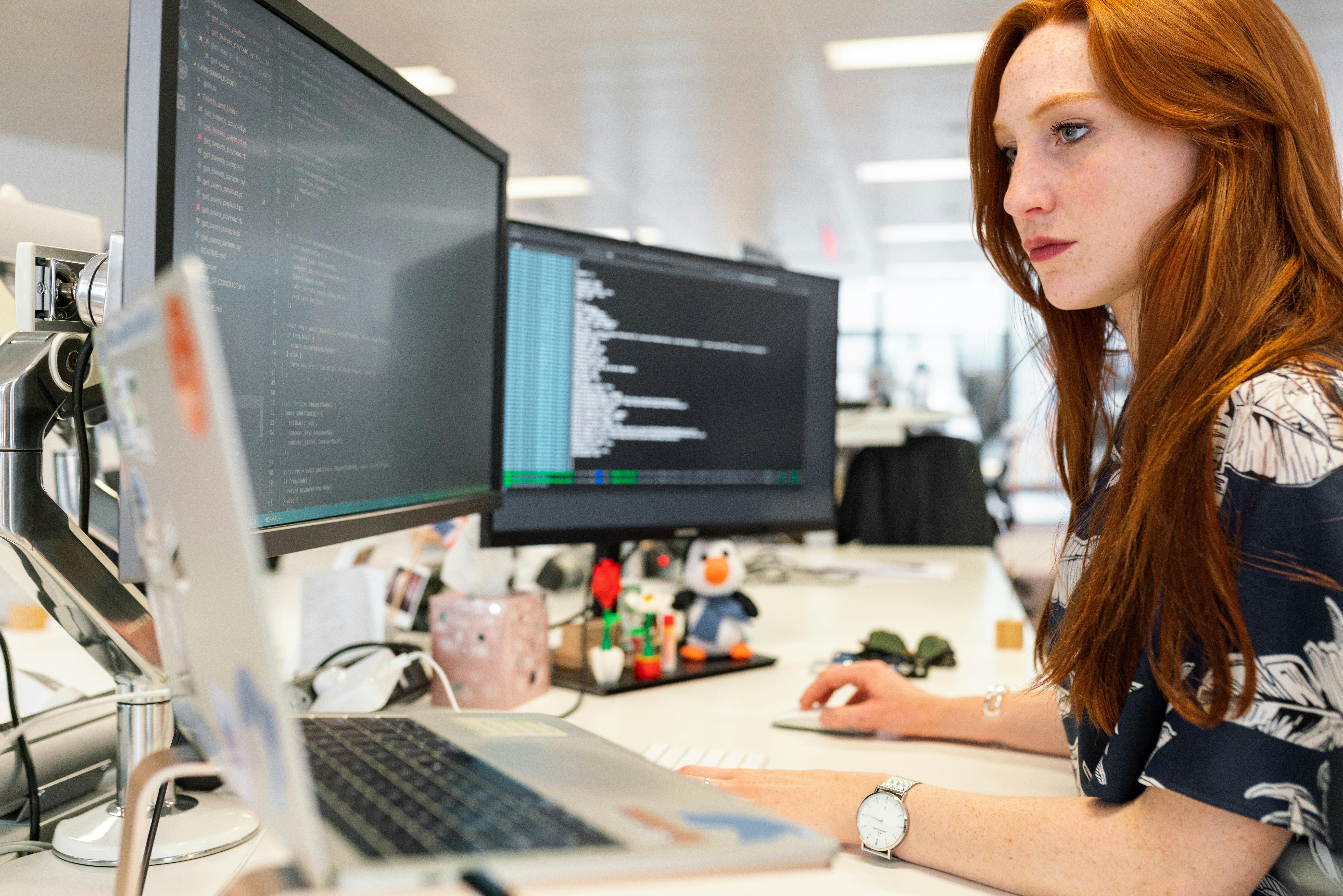 woman navigation saas on computer